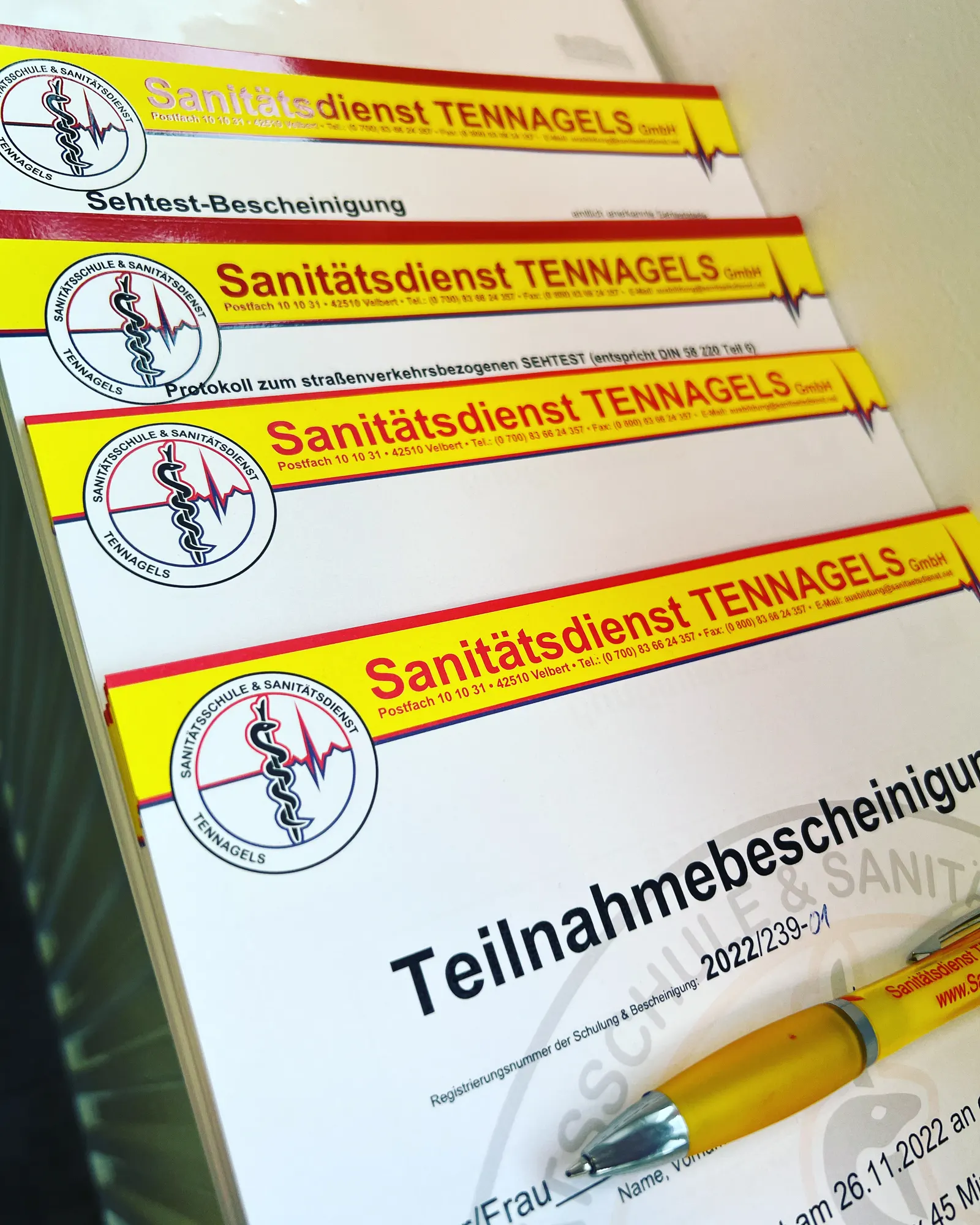 Gedruckte Teilnahmebescheinigungen des Sanitätsdienstes Tennagels