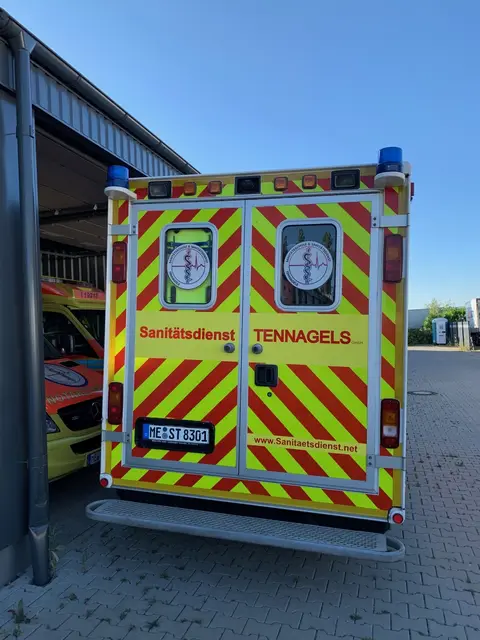 MB Sprinter 516 WAS vor der Halle RTW