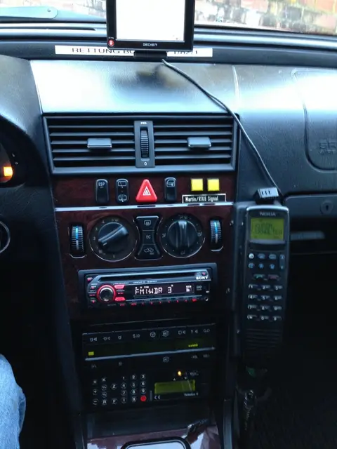 MB C240 1 82 01 Kommunikation2 ex. NEF1 3E1D